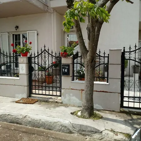 The Wild Flower 2 Apartment